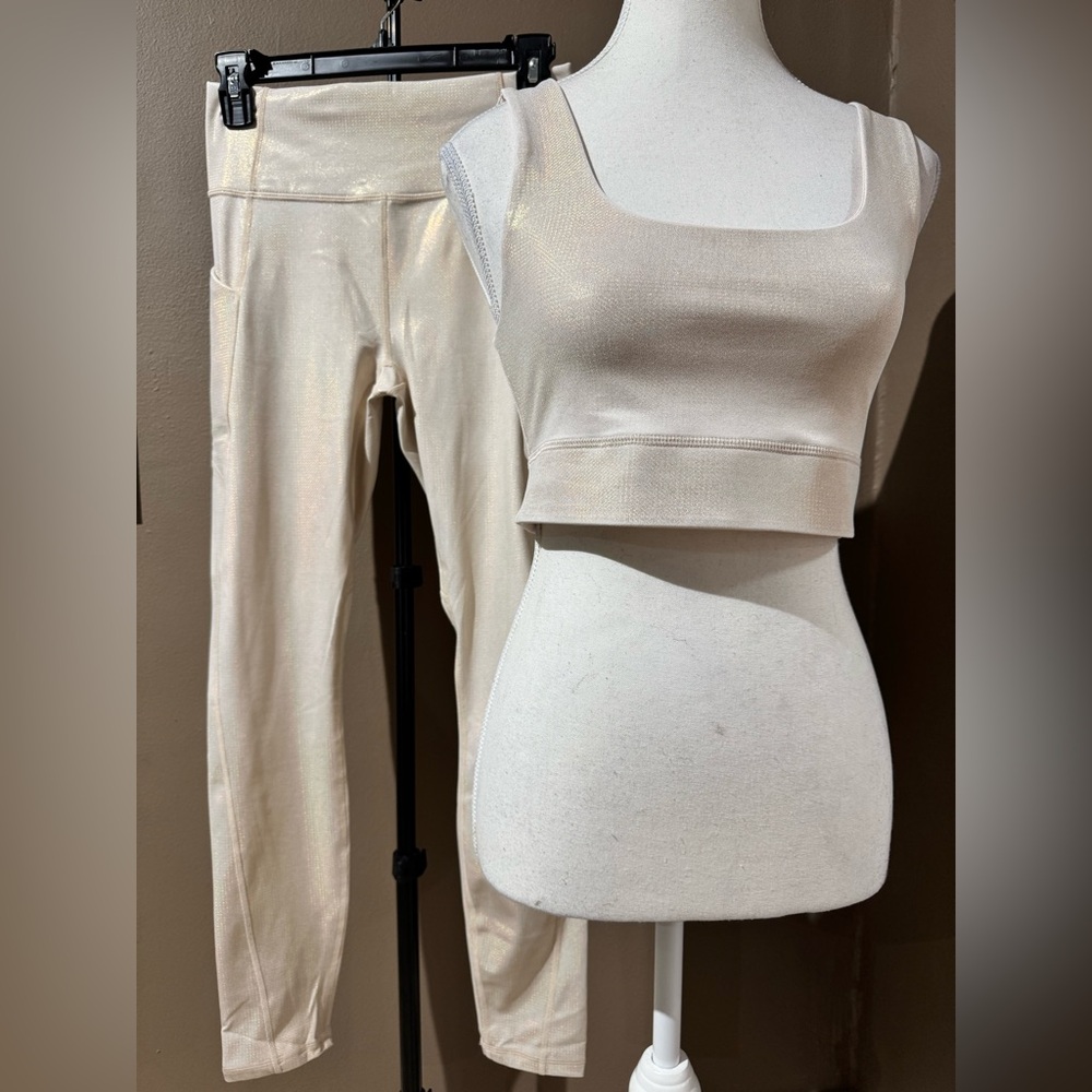 Fabletics Cream Iridescent Women's Athletic Set Size M 🤍🤍